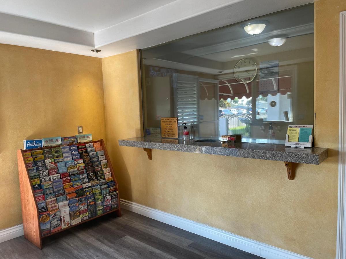 Legacy Inn & Suites Anaheim Buitenkant foto
