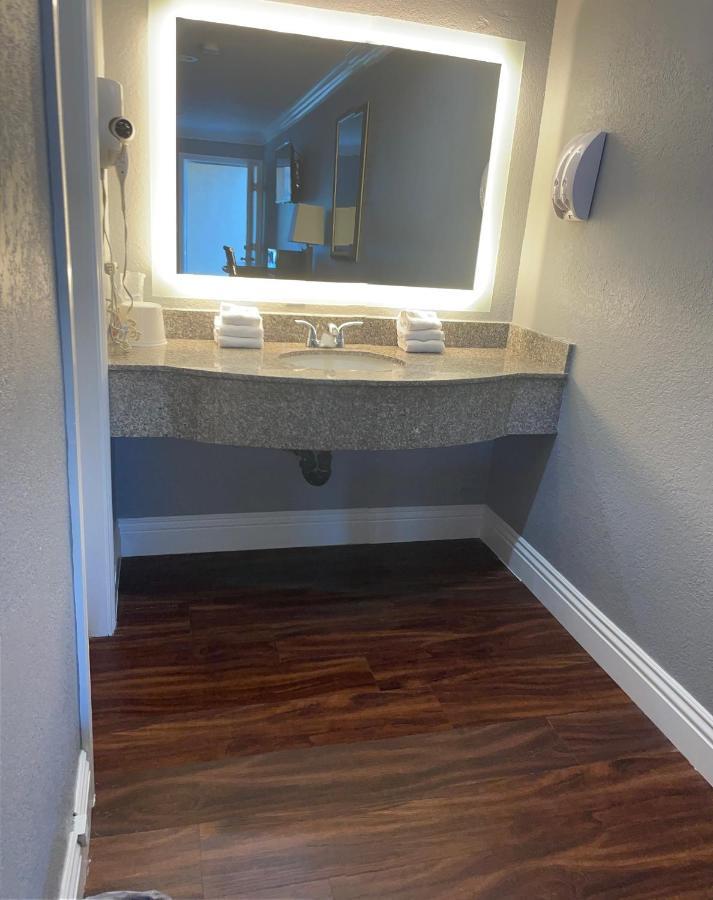 Legacy Inn & Suites Anaheim Buitenkant foto