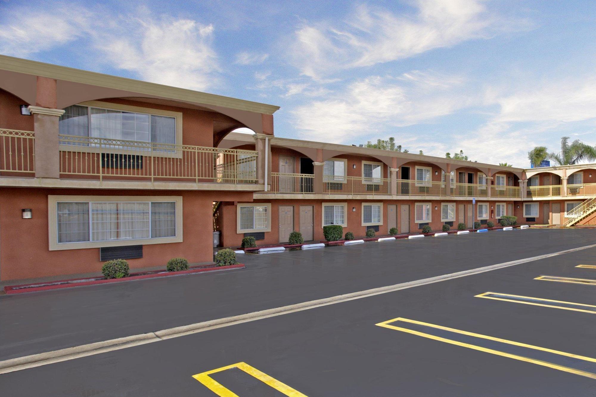 Legacy Inn & Suites Anaheim Buitenkant foto